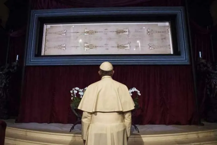 Pope Francis with the Shroud of Turin in the Cathedral of St. John the Baptist, Turin, Italy, on June 21, 2015. Credit: Vatican Media