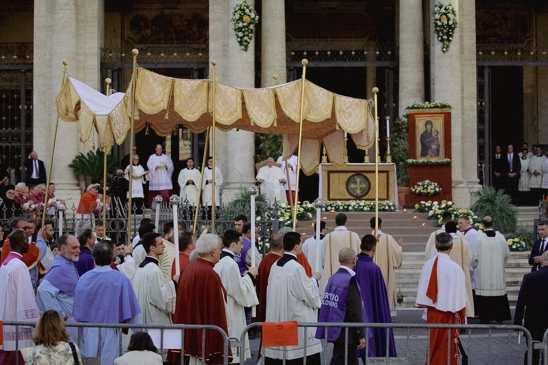 “We are not doing this to show off, or to flaunt our faith," said Pope Francis in his homily before the procession, "but to invite everyone to participate in the Bread of the Eucharist, in the new life that Jesus has given us.". Credit: Elizabeth Alva/EWTN News