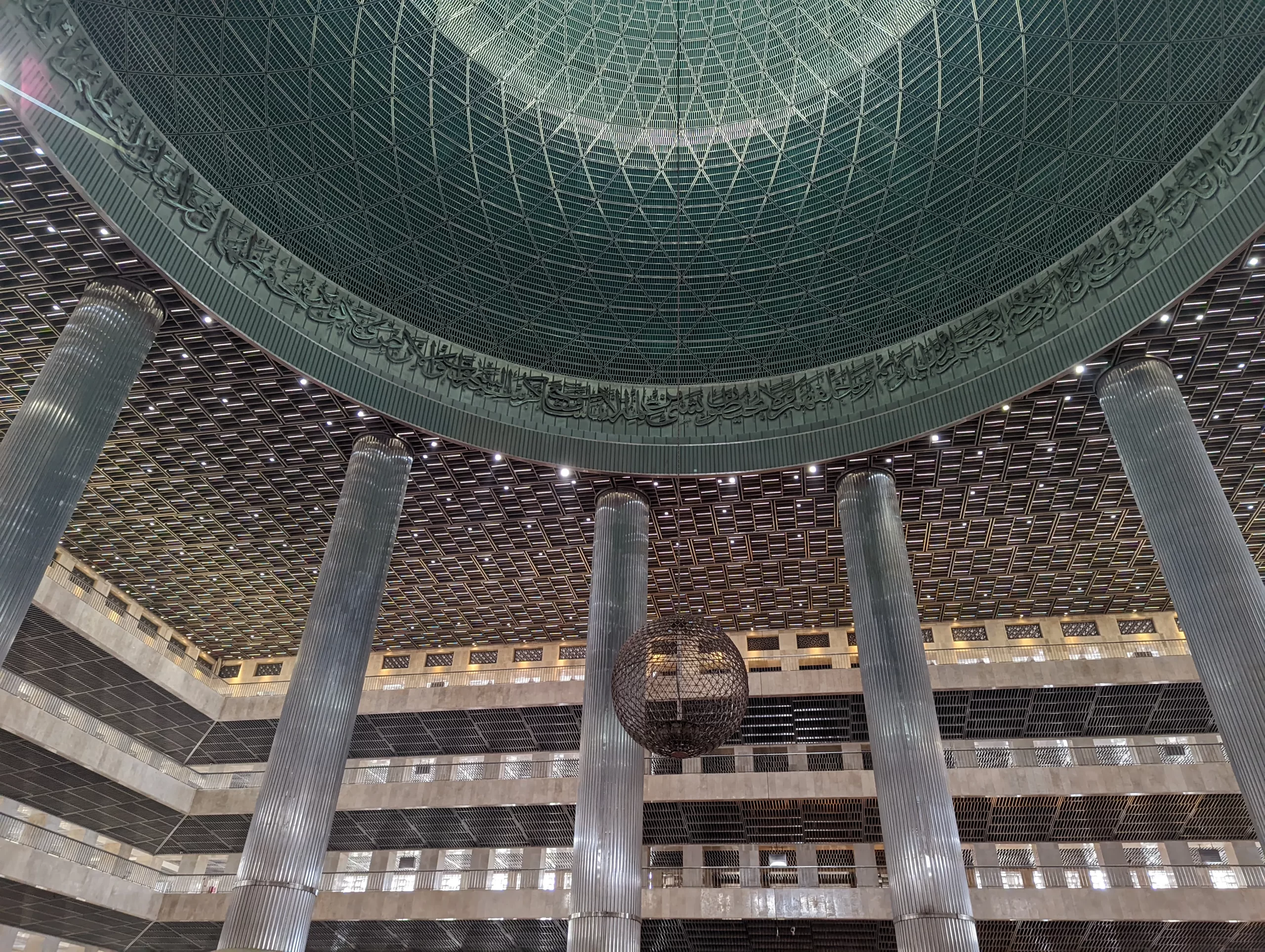 Interior of Istiqlal Mosque in Jakarta. Credit: Aisha Tanduk CC BY-SA 4.0