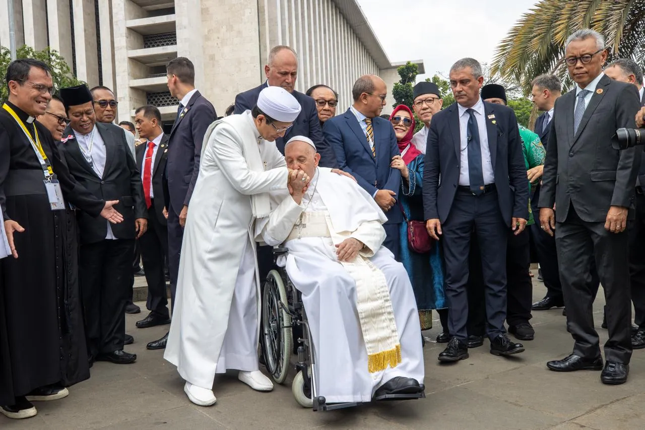 Pope Francis kisses the hand of Grand Imam Nasaruddin Umar after the signing of the Istiqlal Joint Declaration on Sept. 5, 2024, in Jakarta, Indonesia. Credit: Daniel Ibáñez/CNA