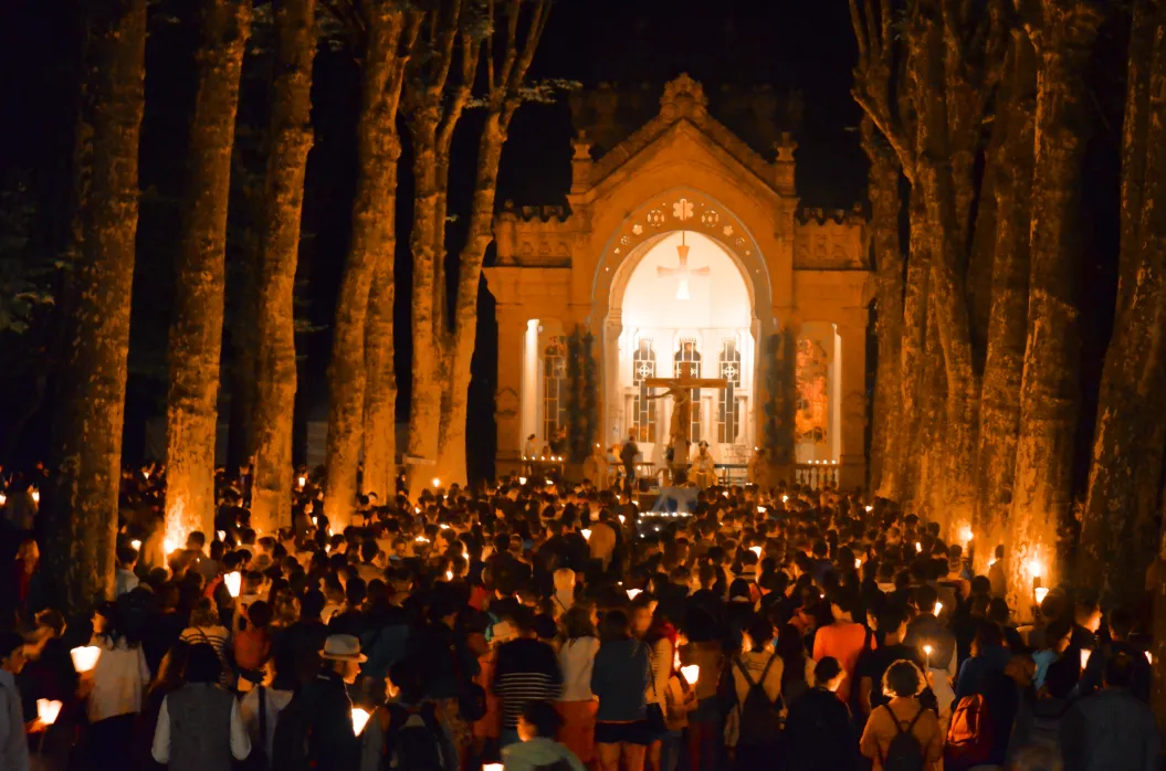 Candlelight vigil at the dome in the Parc des Chapelains, Paray-le-Monial, in 2023. Credit: Sanctuaire du Sacré-Cœur/www.sacrecoeur-paray.org