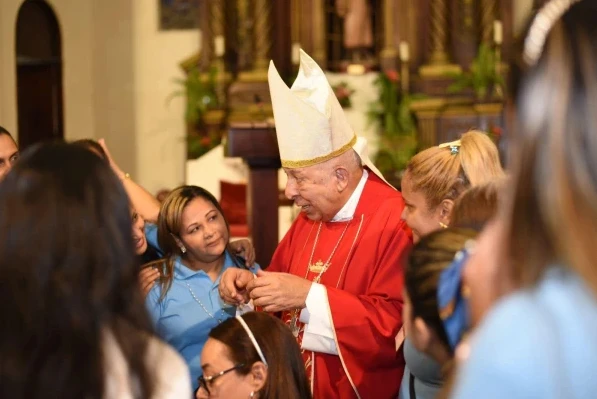 De la Rosa greets a group of parishioners. Credit: Anthony García, assistant to the archbishop emeritus.