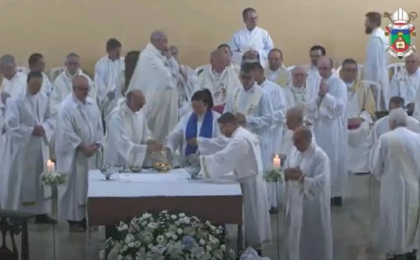 Vivian Schwanke De Oliveira, minister of the Anglican Episcopal Church of Brazil is seen here receiving Communion at the installation Mass of the Archdiocese of Chapecó on Feb. 9, 2025. Credit: Courtesy of the Archdiocese of Chapecó/Screenshot