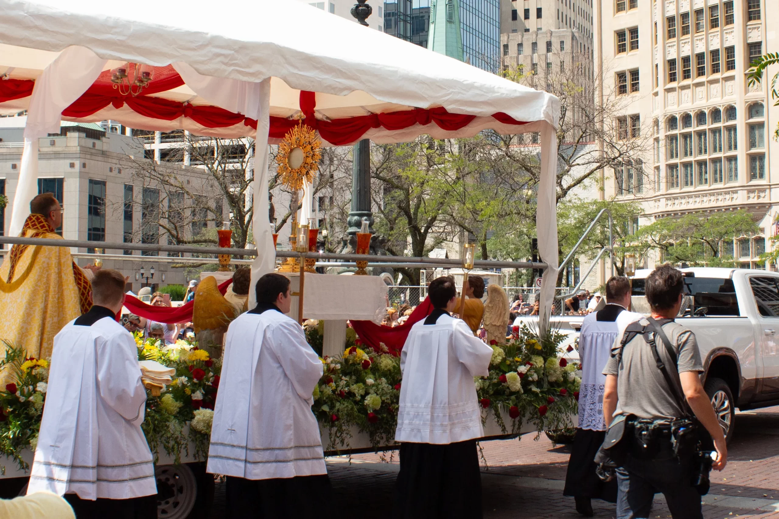 The Eucharist passes by the Soliders and Sailors Monument in Indianapolis. Credit: Jonah McKeown/CNA