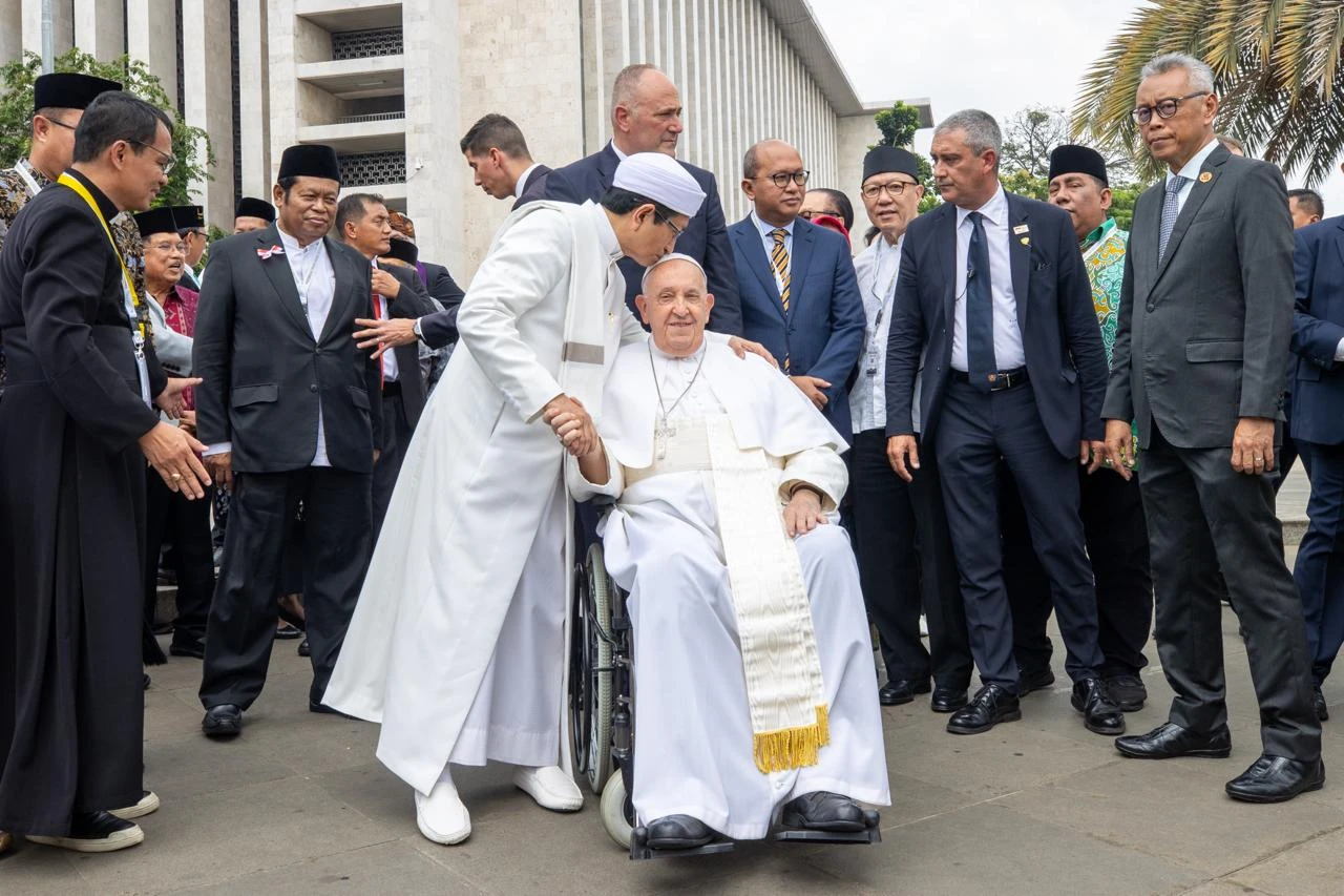 Grand Imam Nasaruddin Umar kisses the head of Pope Francis after the signing of the Istiqlal Joint Declaration 2024 in Jakarta, Indonesia, Sept. 5, 2024. Credit: Daniel Ibáñez/CNA